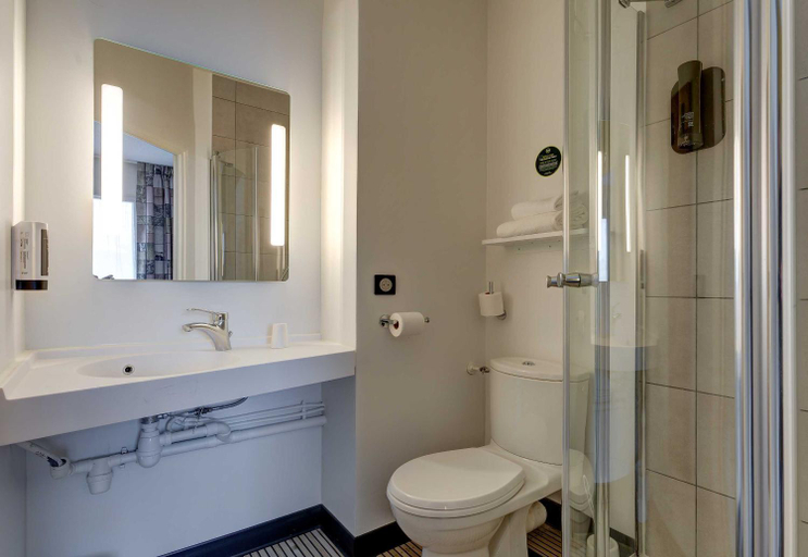 Bathroom 4, B&B HOTEL Reims Tinqueux, Marne