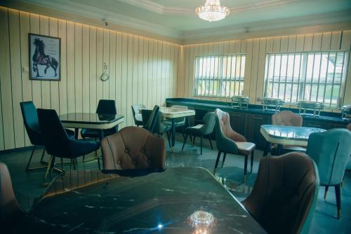 Others 2, Royal Winners Hotel, Obio/Akp