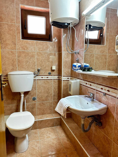Bathroom 3, Central Hotel