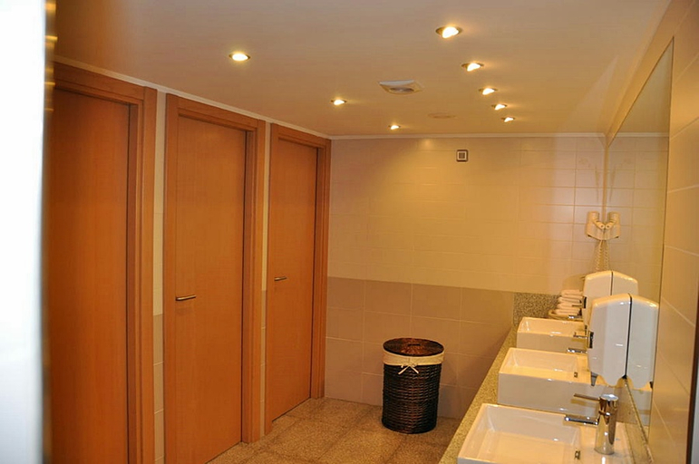 Bathroom 4, Hotel Palau de Girona, Girona