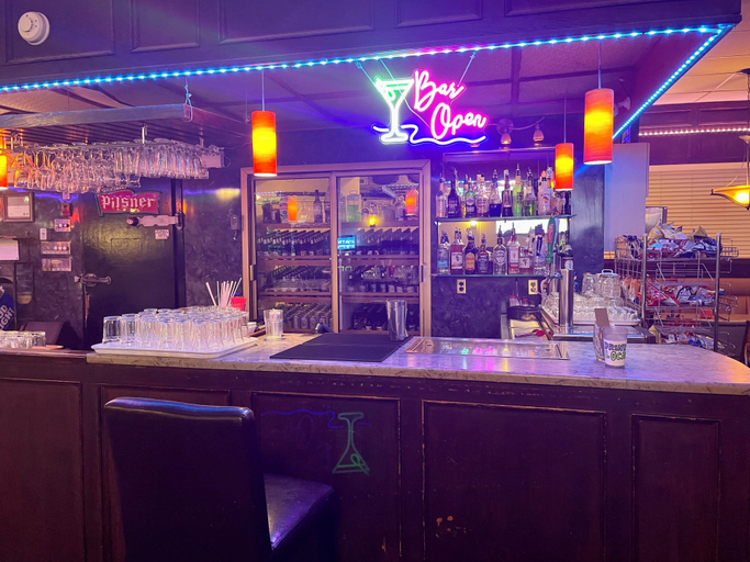 Food & Drinks 5, アウトルック モーター ホテル, Division No. 11