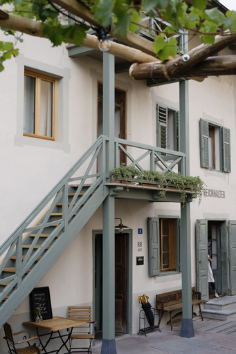 Exterior & Views