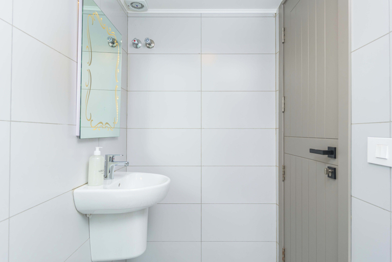 Bathroom 4, Stairway - Cozy Studios In Mar Mikhael, Beirut