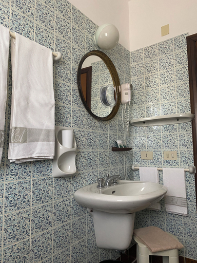 Bathroom 4, Hotel Astoria, Teramo