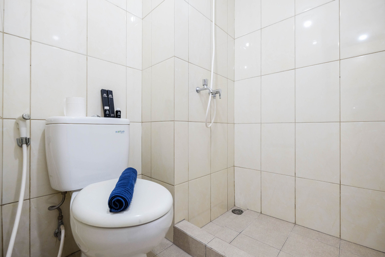 Bathroom 3, Comfortable Springlake Summarecon Studio Apartment near Mall, Bekasi