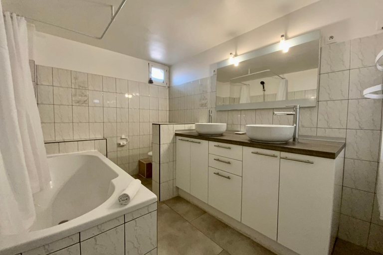 Bathroom 2, Maisonnette sur les Toits Vue mer & port au Grau-du-Roi, Gard