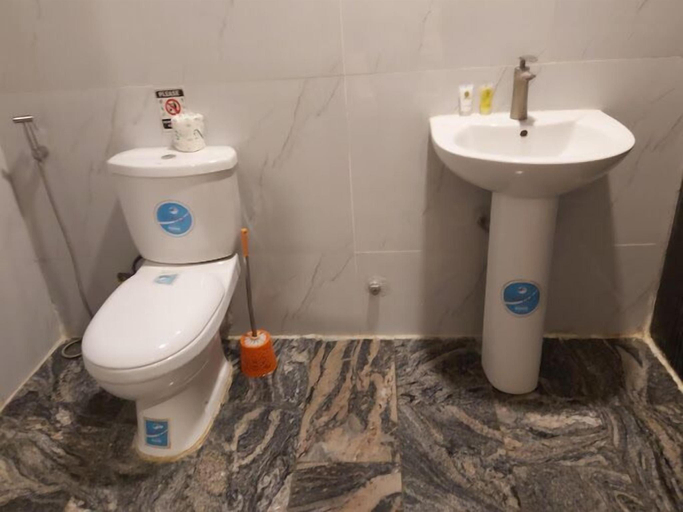 Bathroom 4, Continental Hotel by R&K Suites, Fagge