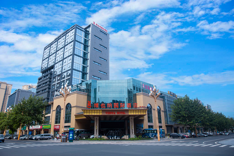 Exterior & Views 1, Vienna International Hotel (Mount Emei Crystal Plaza Hotel), Leshan