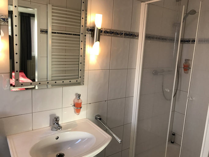 Bathroom 5, Schafers Hotel, Cloppenburg