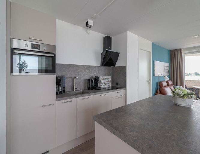 Private kitchen 4, Sun-facing Apartment With Ijsselmeer Views, Wûnseradiel