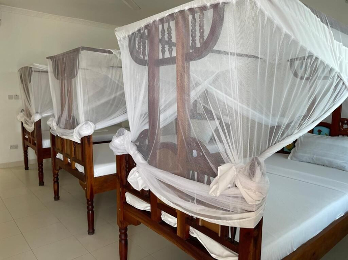 Room 5, Visitors Inn, Kusini