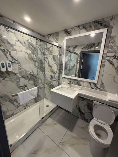 Bathroom 5, Skylux Hotel Long Island City, New York