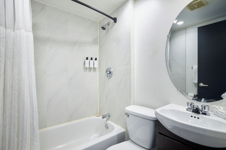 Bathroom 5, Hôtel Newstar Montréal, Montréal