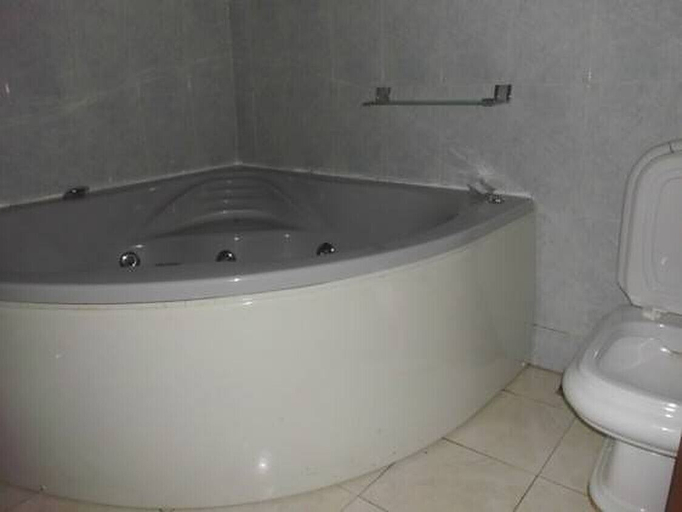 Bathroom 3, Scholet Suites, Akpabuyo