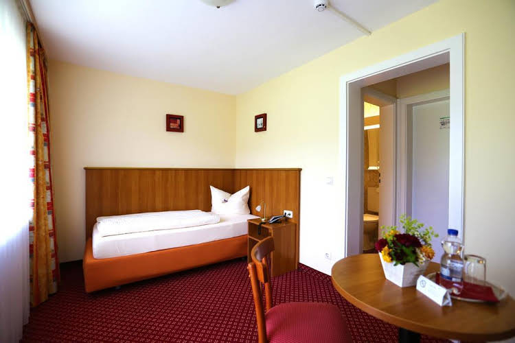 Bedroom 2, Hotel Friedenseiche, Bad Tölz-Wolfratshausen