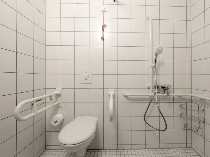 Bathroom 5, ibis budget Berlin Genshagen, Teltow-Fläming