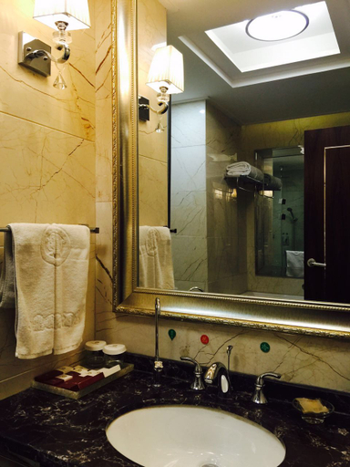 Bathroom 2, Jinding International Hotel, Luliang