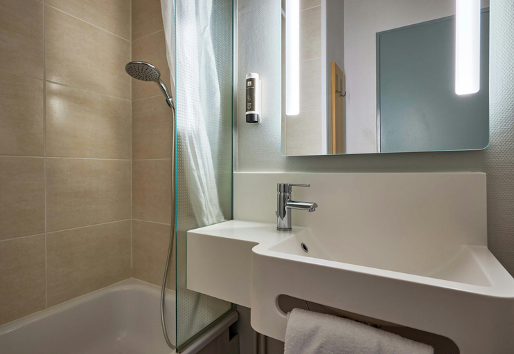 Bathroom 3, B&B HOTEL AVRANCHES Baie du Mont St-Michel, Manche