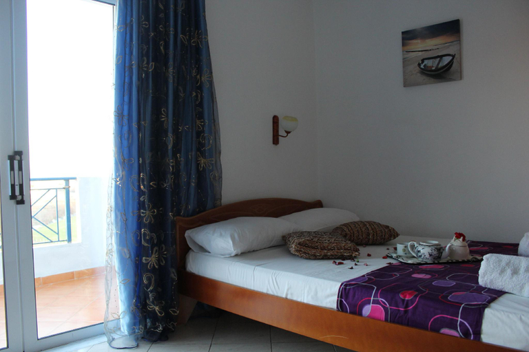 Others 4, Hotel Holiday, Sarandës