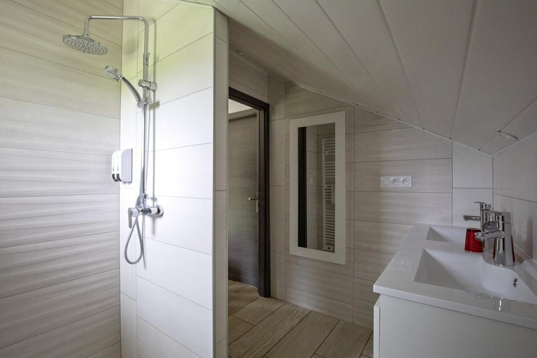 Bathroom 3, L'esca'Lac, Jura
