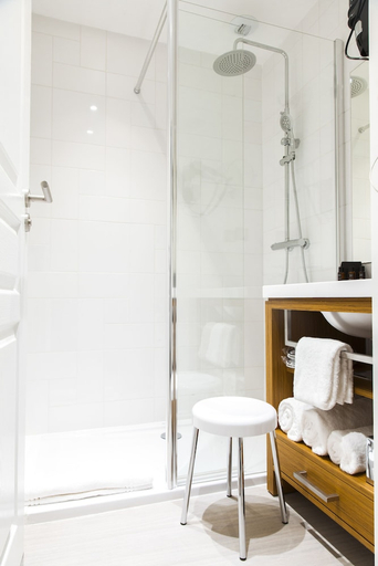 Bathroom 3, Grand Atlantic Hotel, Gironde