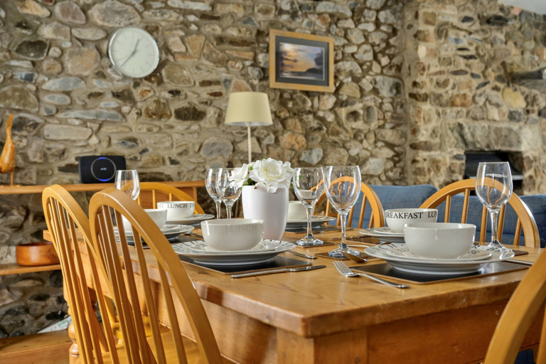 Dining 5, Amazing Home With Cardigan Bay Views, Gwynedd