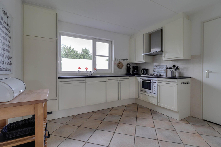 Private kitchen, Detached Dune Villa With Hot-tub, Wûnseradiel