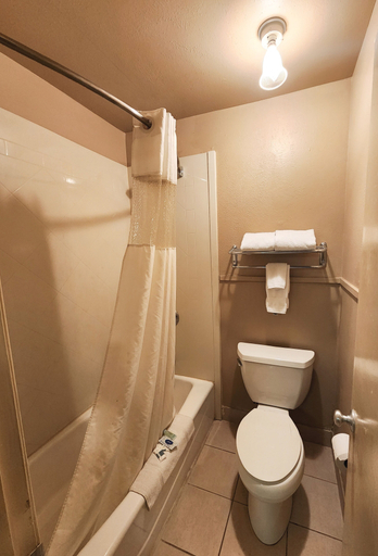 Bathroom 4, Colonial Inn Monahans, Ward