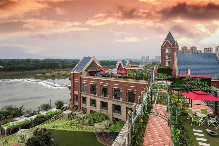 Exterior & Views