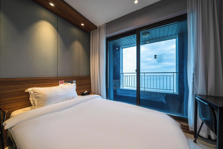 Bedroom 2, sky & sea hotel, Jung