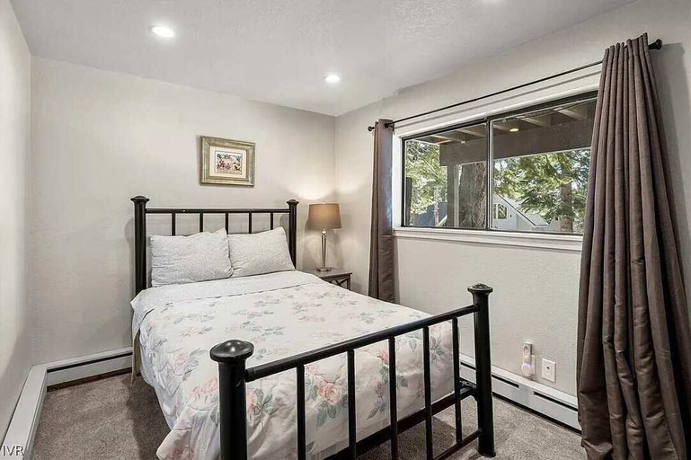 Room 4, Cozy Spacious 4BD Modern Mountain Home, Washoe