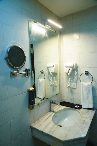 Bathroom 4, Kyriad Sarvesh Gangavathi Hampi, Koppal