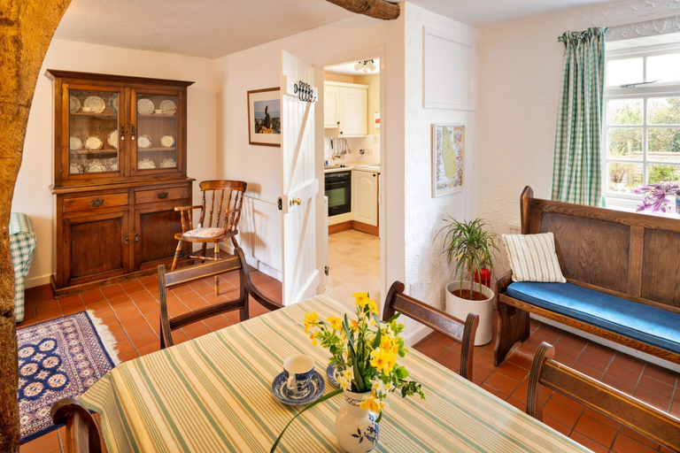 Dining 5, Coastal Family House for 8 in Cornwall, Devon