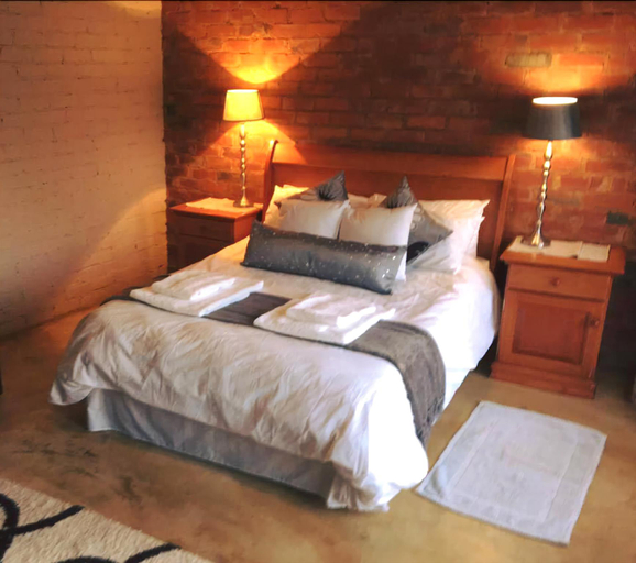 Bedroom, Millstream Inn guest house, Bojanala