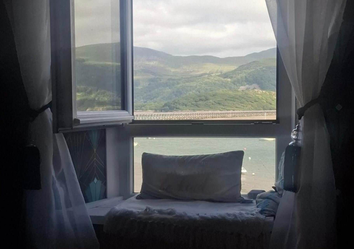 Room 2, Barmouth Harbour 2-bed Flat, Sleeps 8 w/ Sea View, Gwynedd