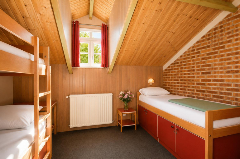 Bedroom 3, Auberge de Jeunesse de Saintes, Charente-Maritime