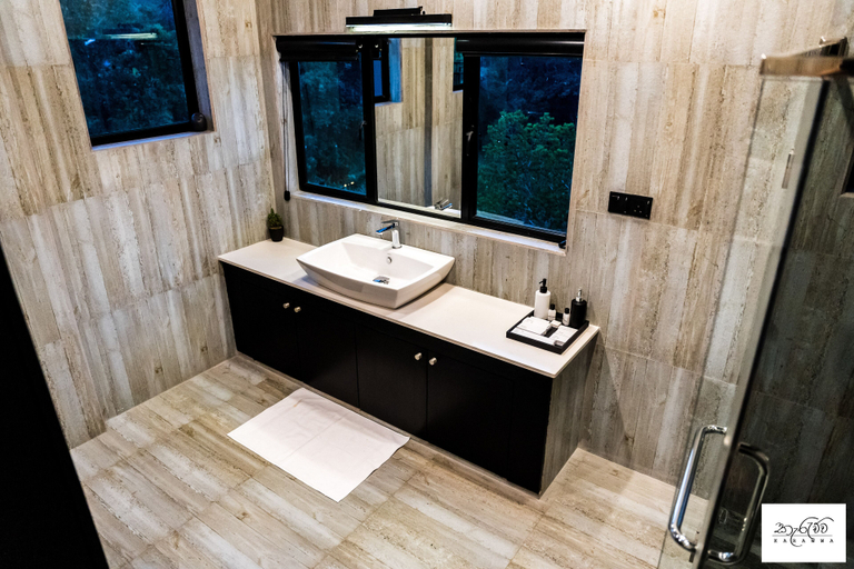 Bathroom 3, Karawwa Luxury Villas, Hikkaduwa