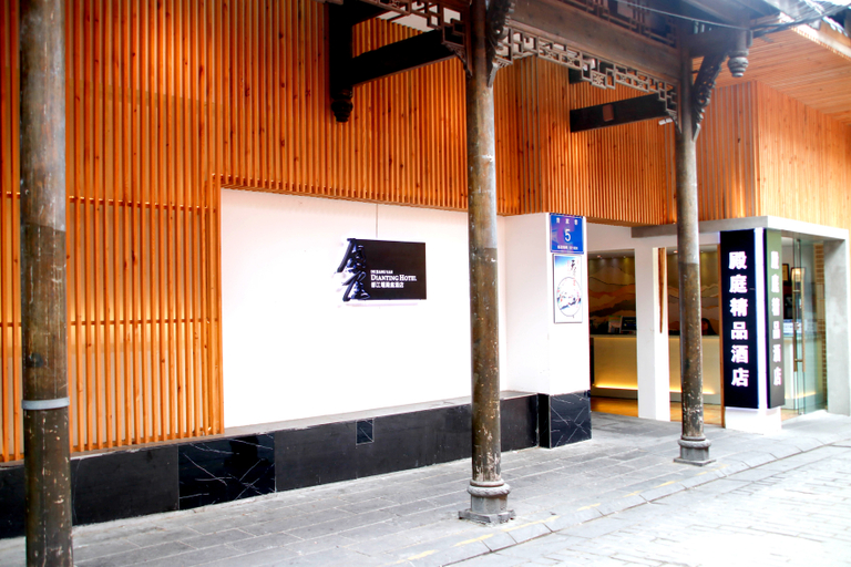 Exterior & Views