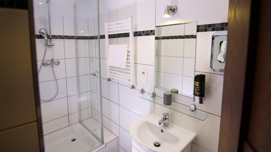 Bathroom 5, Hirsch Hotel Hanau, Main-Kinzig-Kreis
