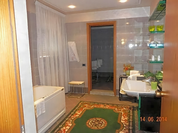 Bathroom 5, Hotel La Ruota, Cuneo