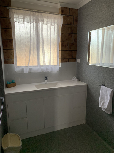 Bathroom 4, Kellraine Holiday Units, Break O'Day