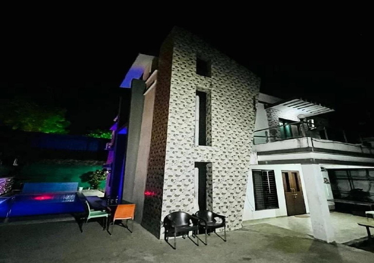 Exterior & Views