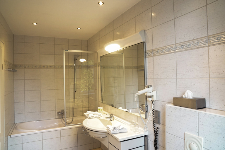 Bathroom 3, Altes Zollhaus, Schaumburg