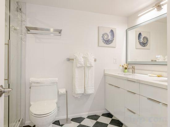 4, Newly Reno’d Oceanview Luxe Stay w/ Free Parking, Honolulu
