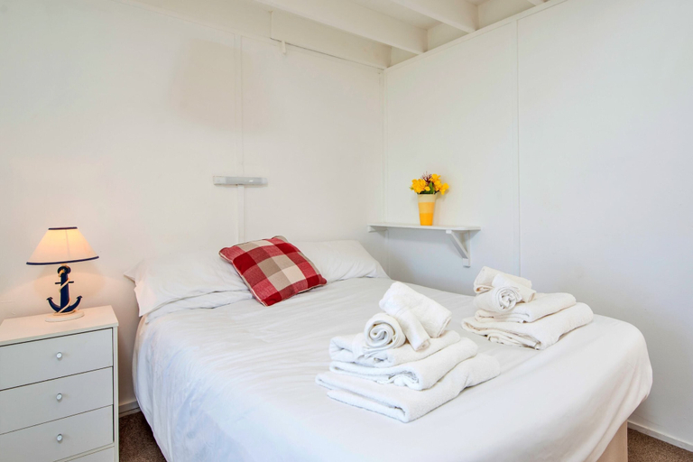 Room 5, Charming Snowdonia Slate Cottage, Pembrokeshire