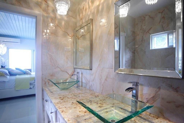 Bathroom 3, Morgans Cliff