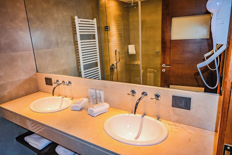 Bathroom 4, ホテル & スパ ラ シュミネ, Lacar