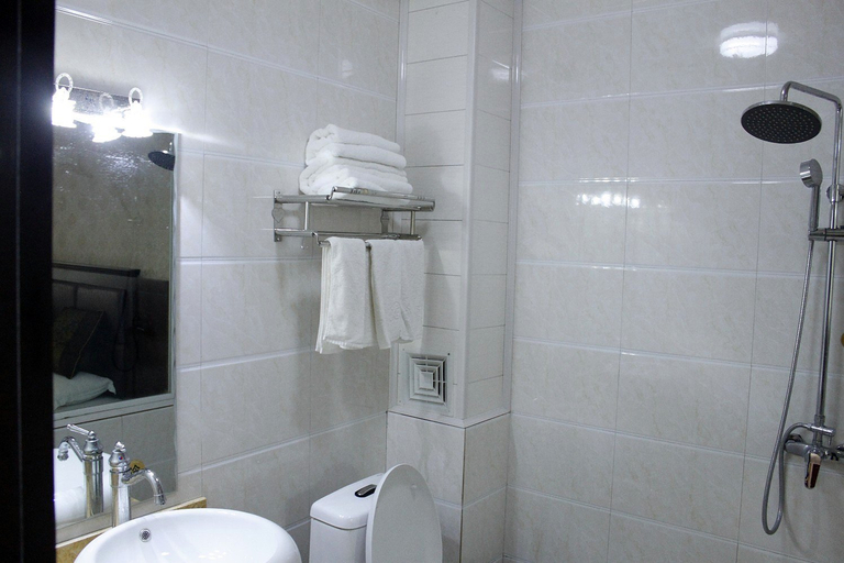 Bathroom 2, Chunjiang Hotel, Lijiang