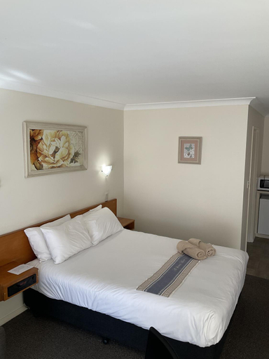 Bedroom 3, All Settlers Motor Inn Parkes, Parkes