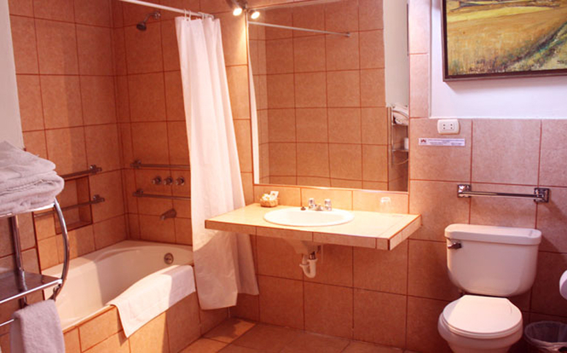 Bathroom 5, Hotel Majoro, Nazca